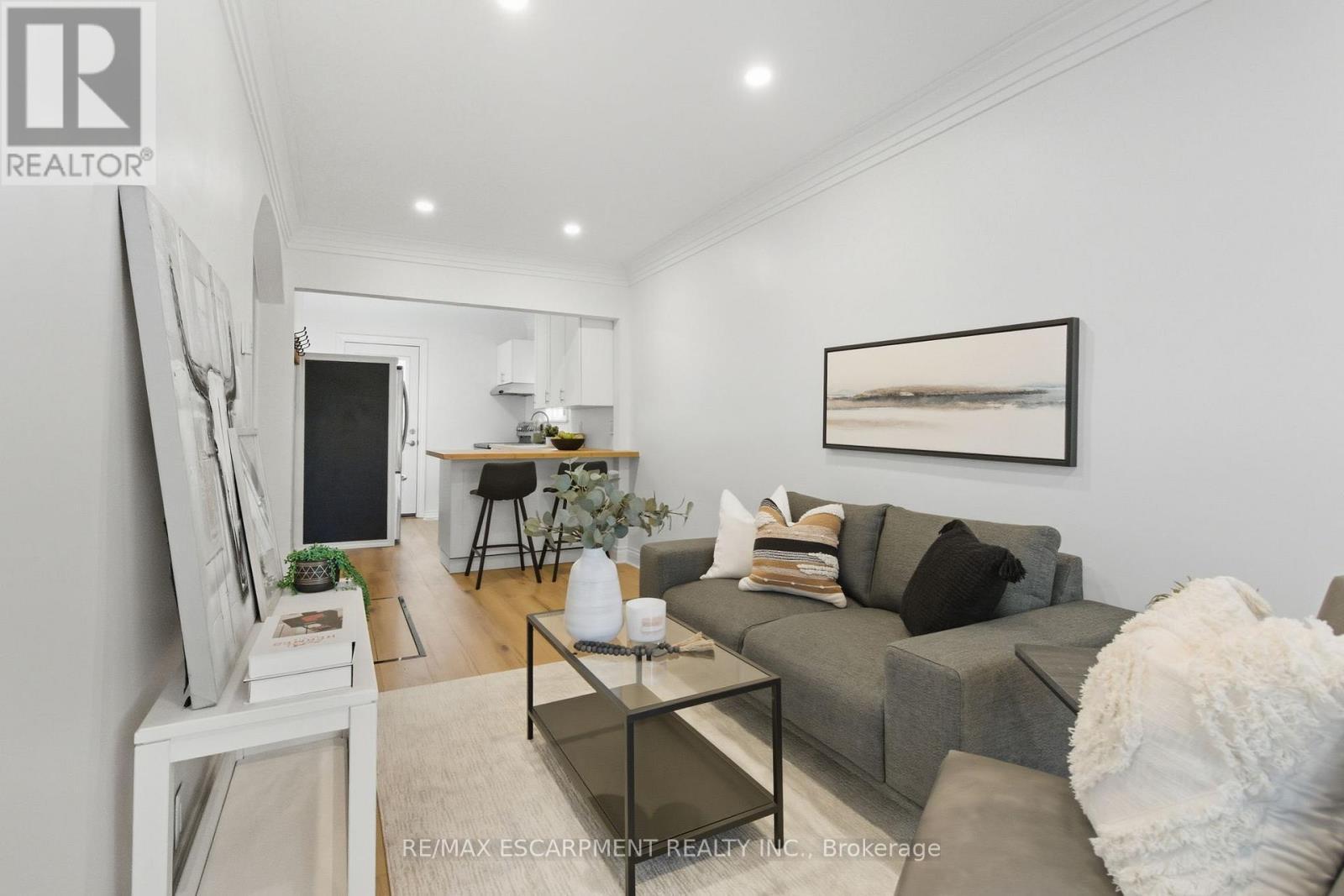78 Delena Avenue N, Hamilton, ON - Indoor Photo Showing Living Room