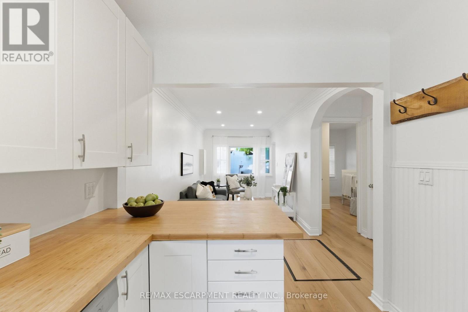 78 Delena Avenue N, Hamilton, ON - Indoor Photo Showing Kitchen