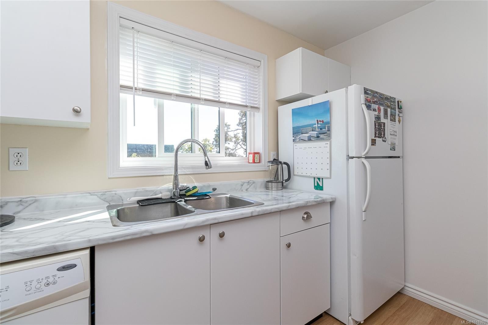 312-3460 Quadra St, Saanich, BC - Indoor Photo Showing Kitchen With Double Sink