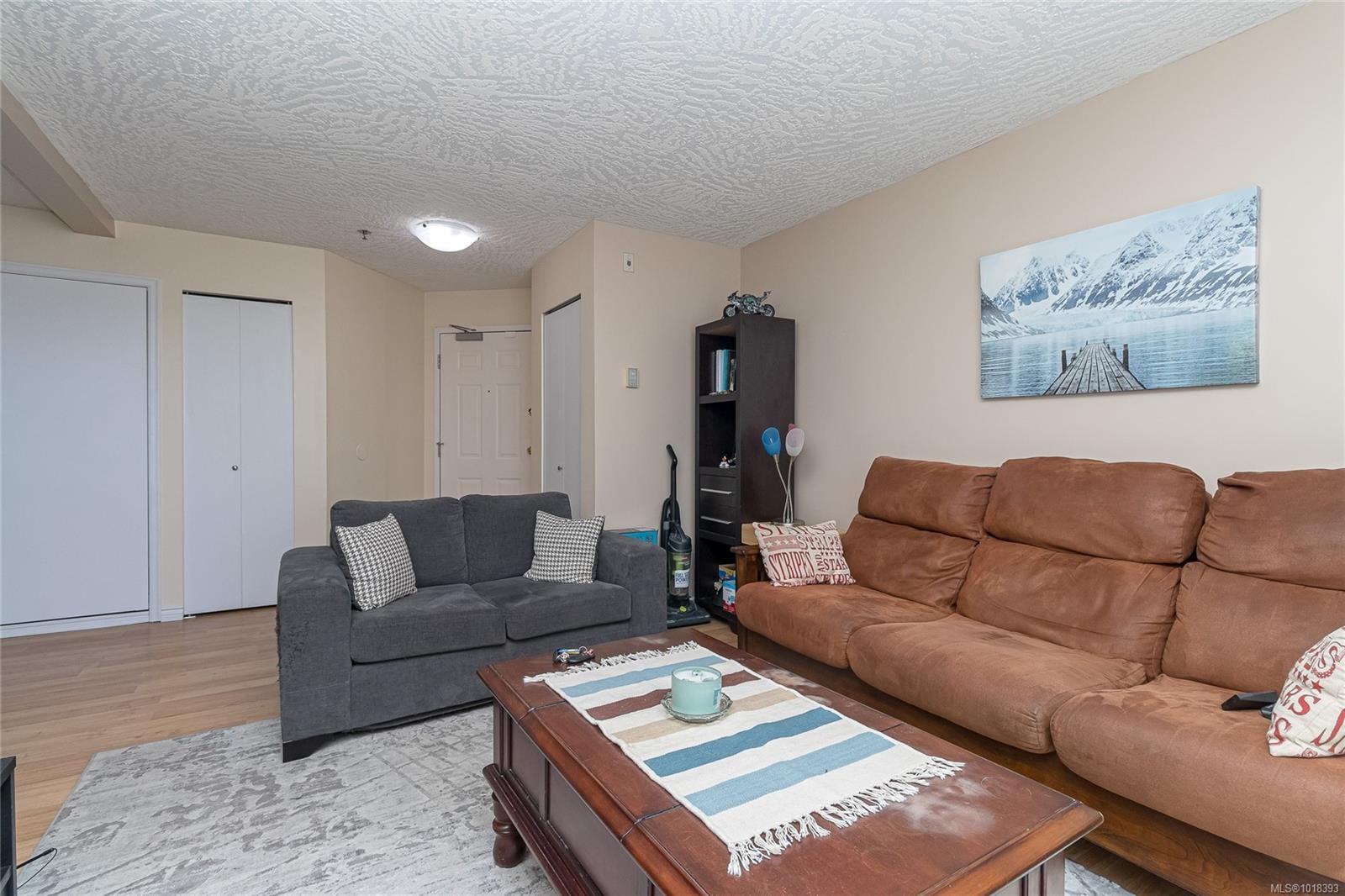 312-3460 Quadra St, Saanich, BC - Indoor Photo Showing Living Room