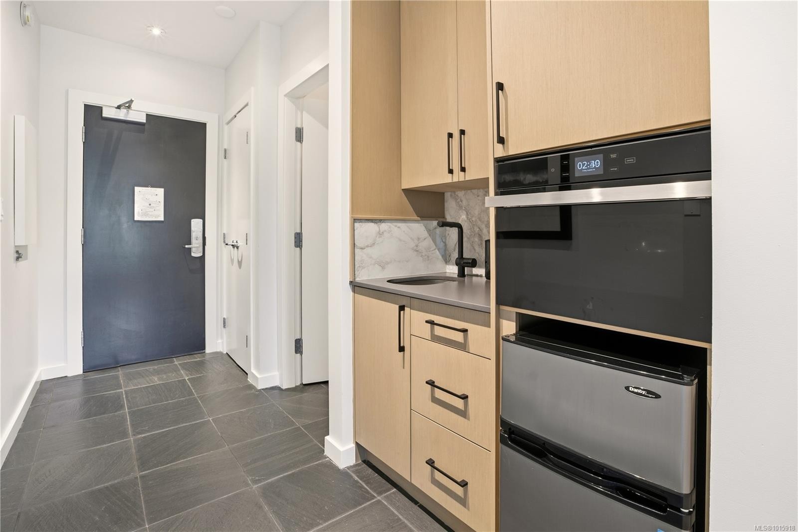 306-596 Marine Dr, Ucluelet, BC - Indoor Photo Showing Kitchen