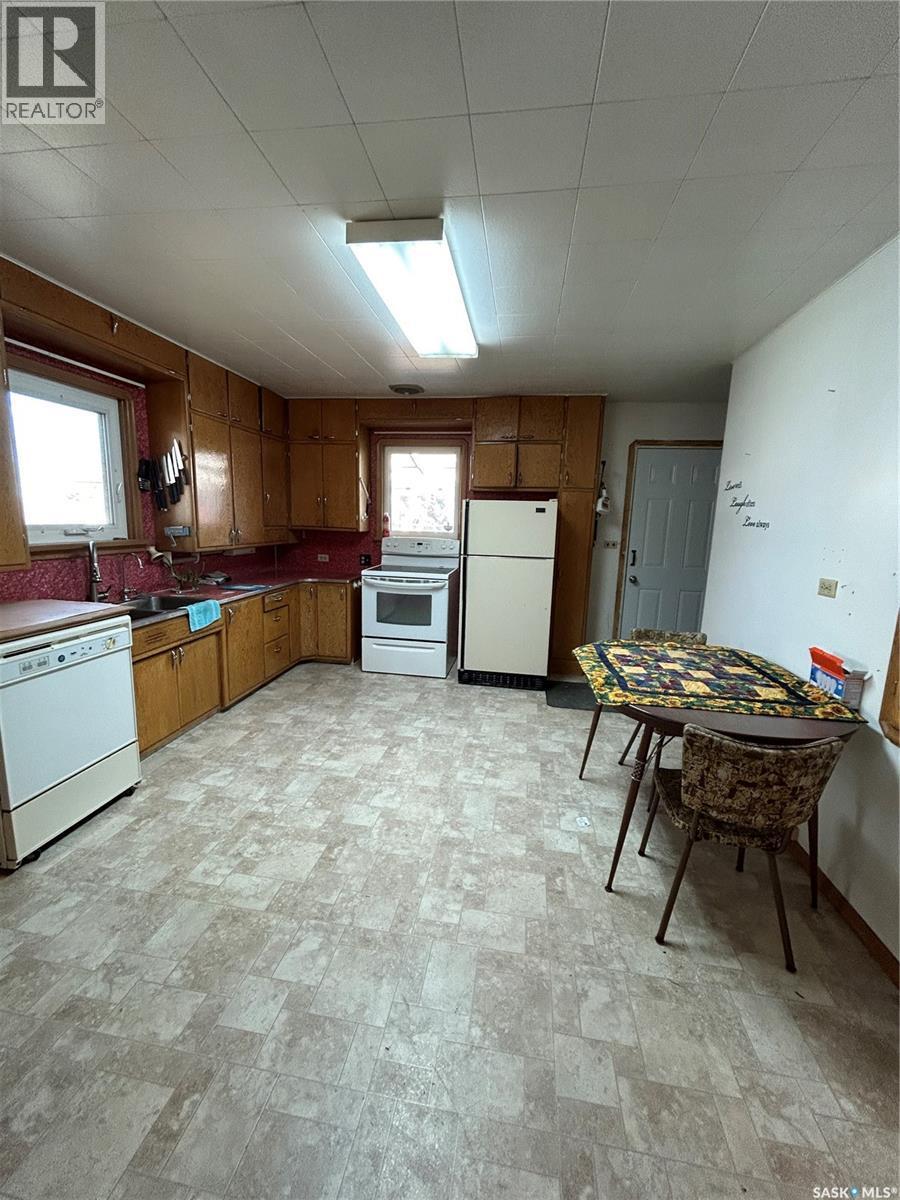 112 2Nd Avenue W, Kelvington, SK - Indoor Photo Showing Kitchen