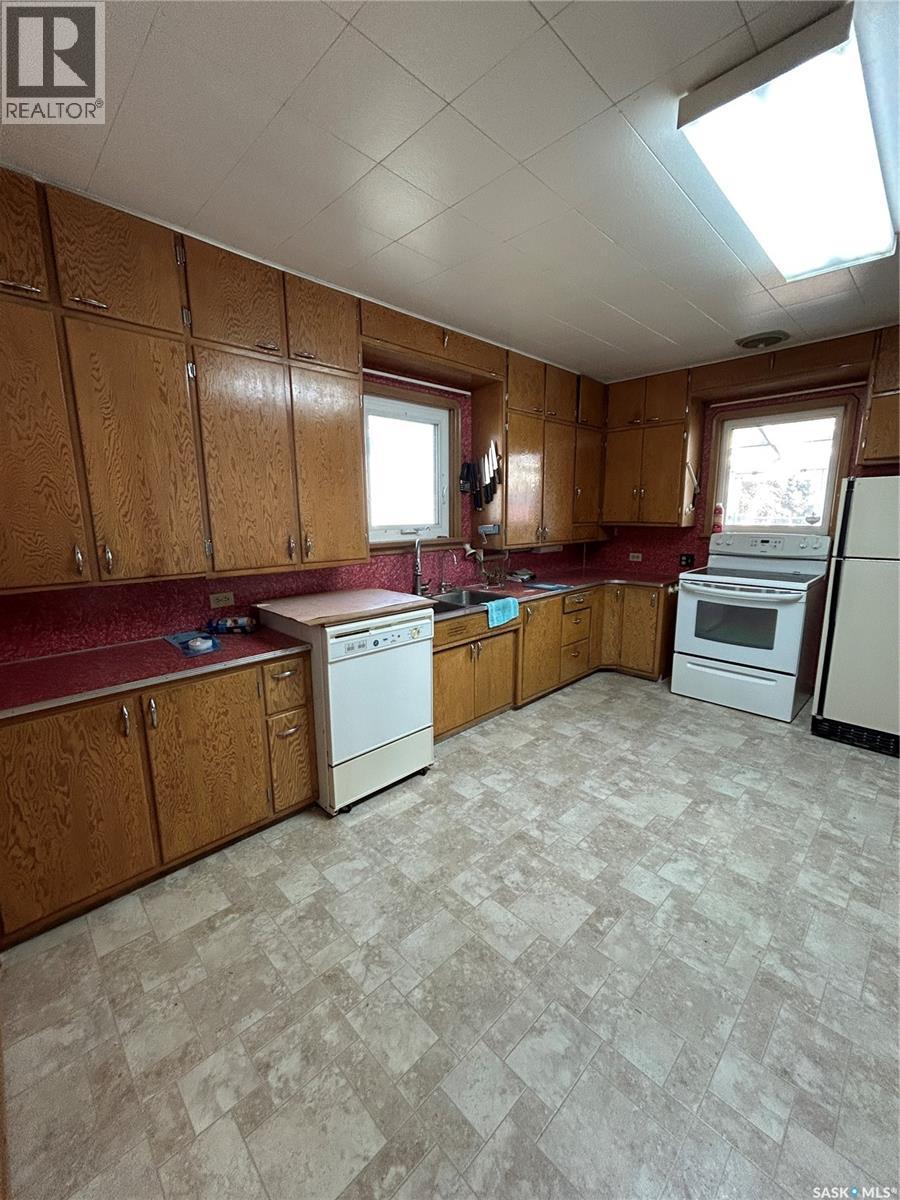 112 2Nd Avenue W, Kelvington, SK - Indoor Photo Showing Kitchen