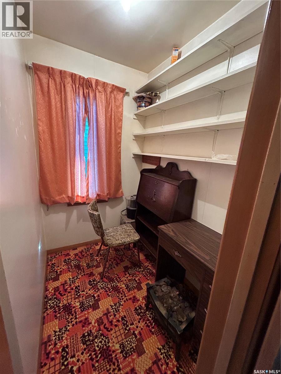 112 2Nd Avenue W, Kelvington, SK - Indoor With Storage