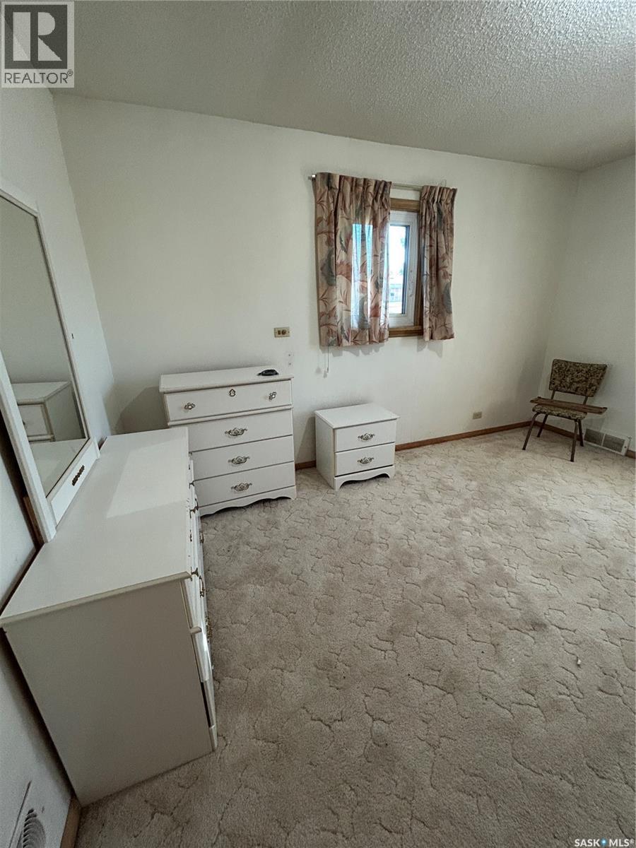 112 2Nd Avenue W, Kelvington, SK - Indoor