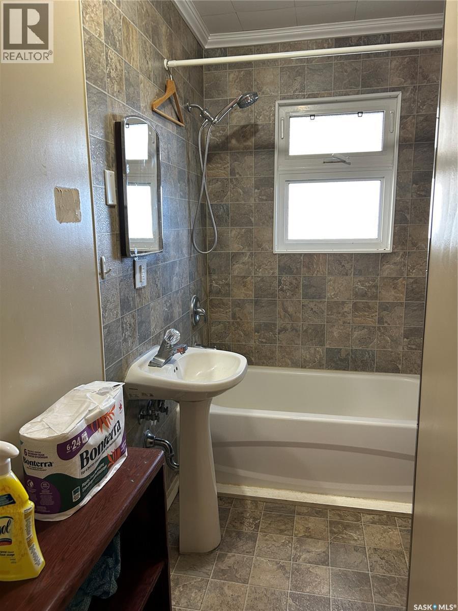 112 2Nd Avenue W, Kelvington, SK - Indoor Photo Showing Bathroom