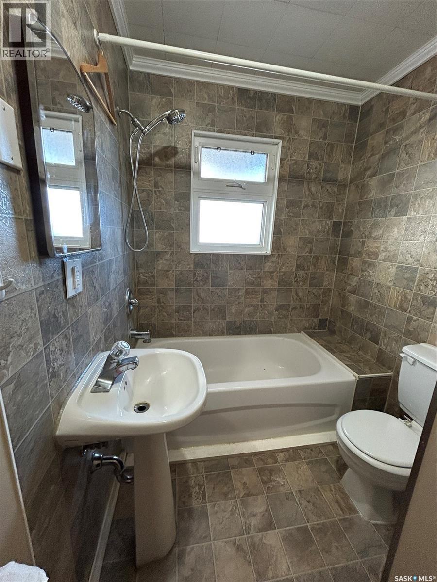 112 2Nd Avenue W, Kelvington, SK - Indoor Photo Showing Bathroom