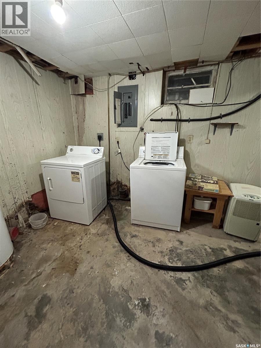 112 2Nd Avenue W, Kelvington, SK - Indoor Photo Showing Laundry Room