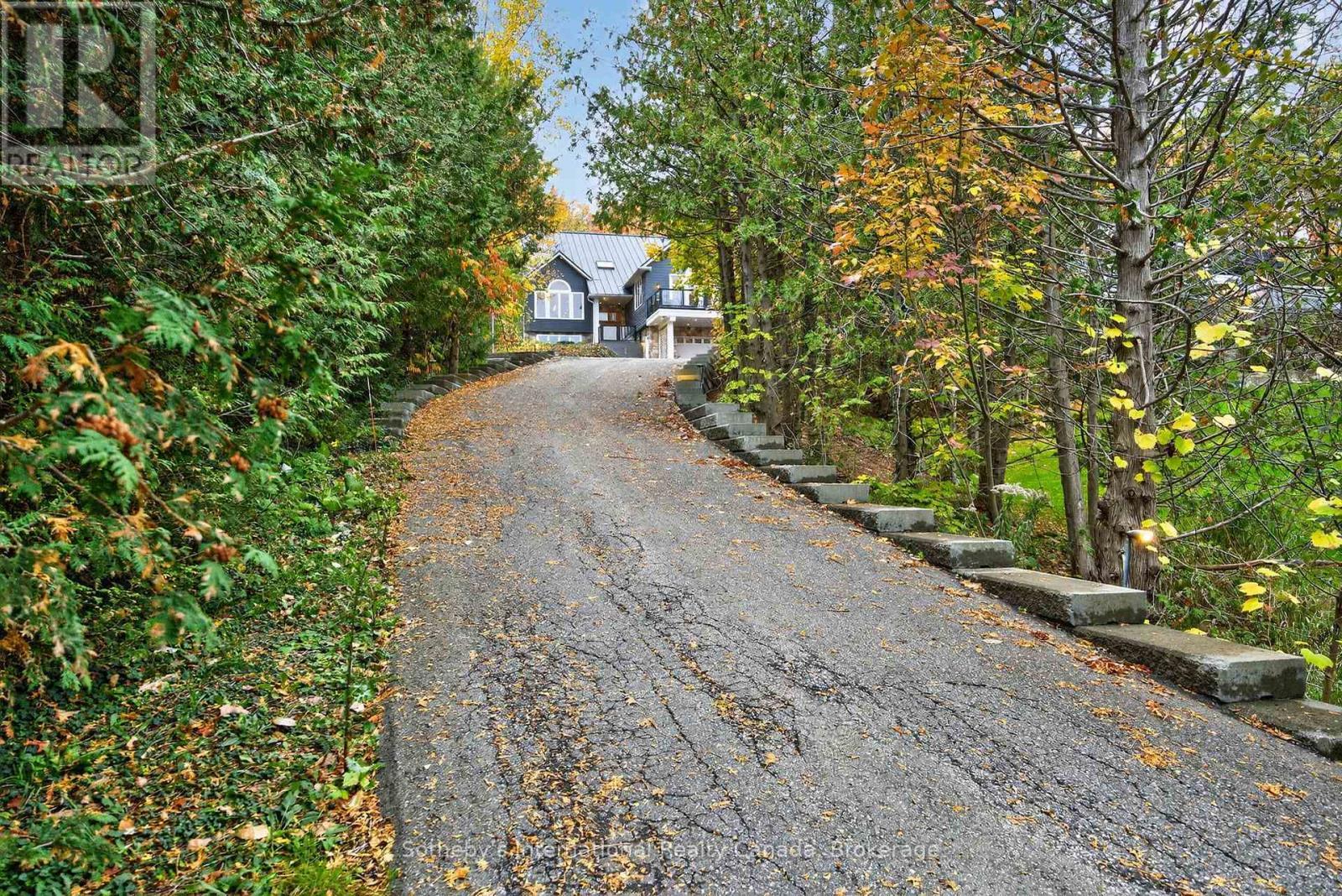 Illuminated Driveway - 112 Arrowhead Crescent, Blue Mountains, ON - Outdoor
