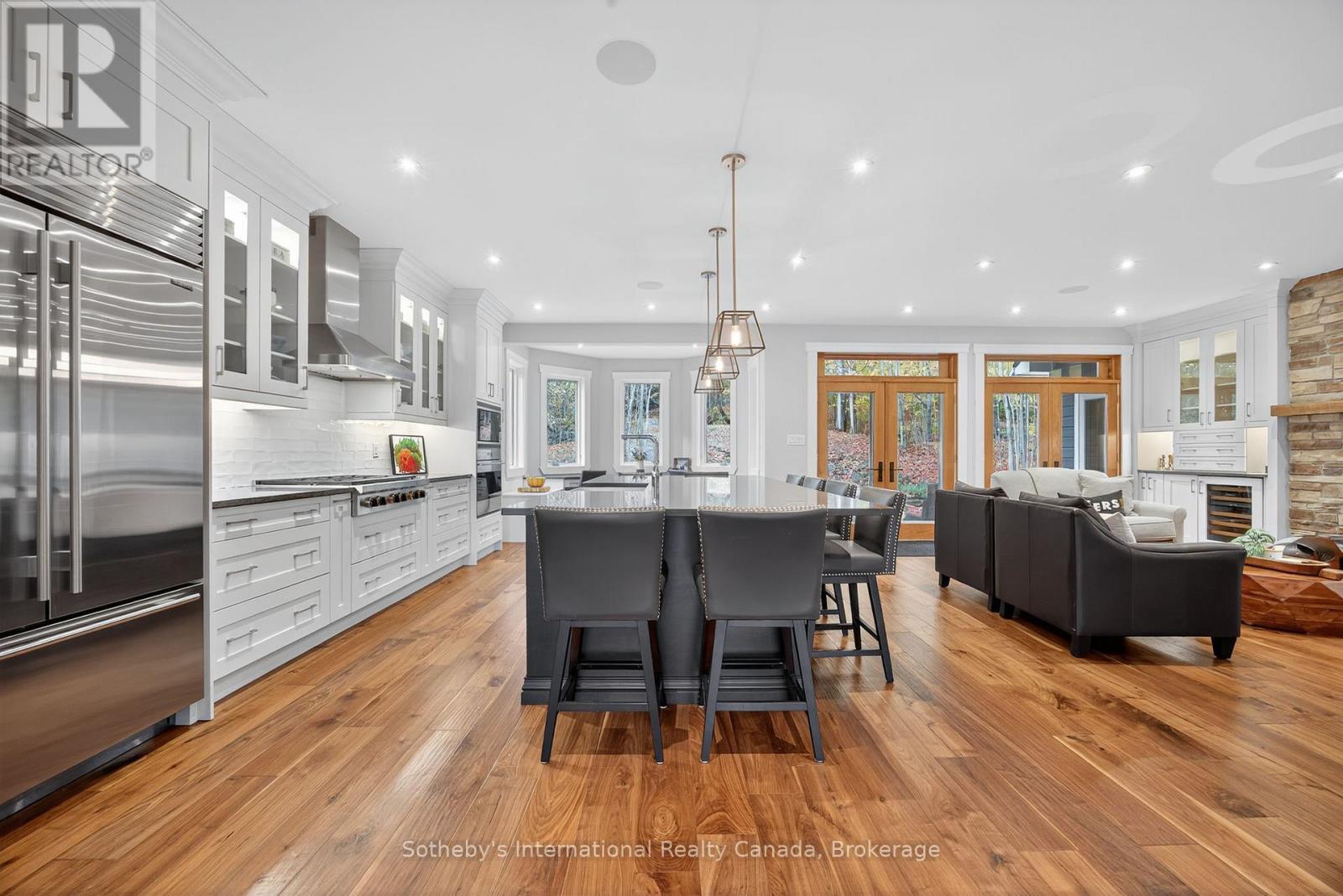 112 Arrowhead Crescent, Blue Mountains, ON - Indoor Photo Showing Kitchen With Stainless Steel Kitchen With Upgraded Kitchen