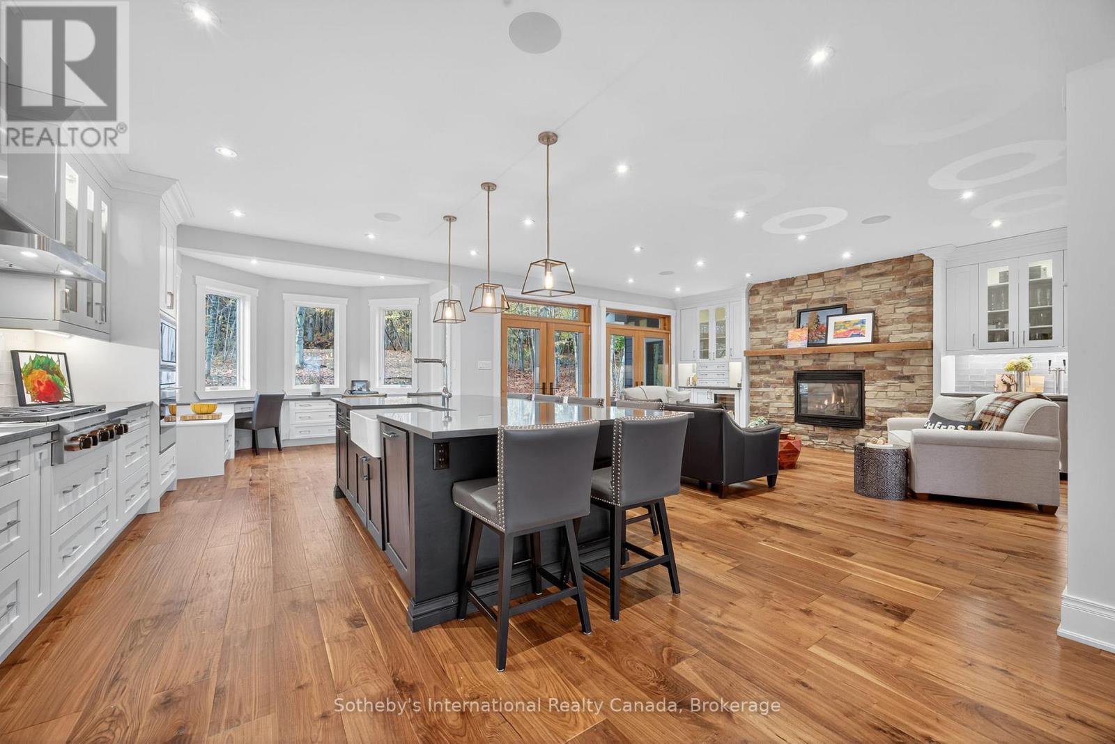 112 Arrowhead Crescent, Blue Mountains, ON - Indoor Photo Showing Kitchen With Stainless Steel Kitchen With Upgraded Kitchen