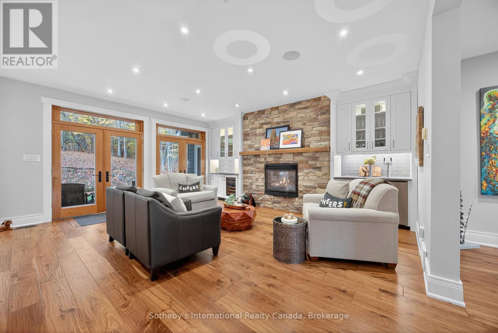 112 Arrowhead Crescent, Blue Mountains, ON - Indoor Photo Showing Living Room With Fireplace