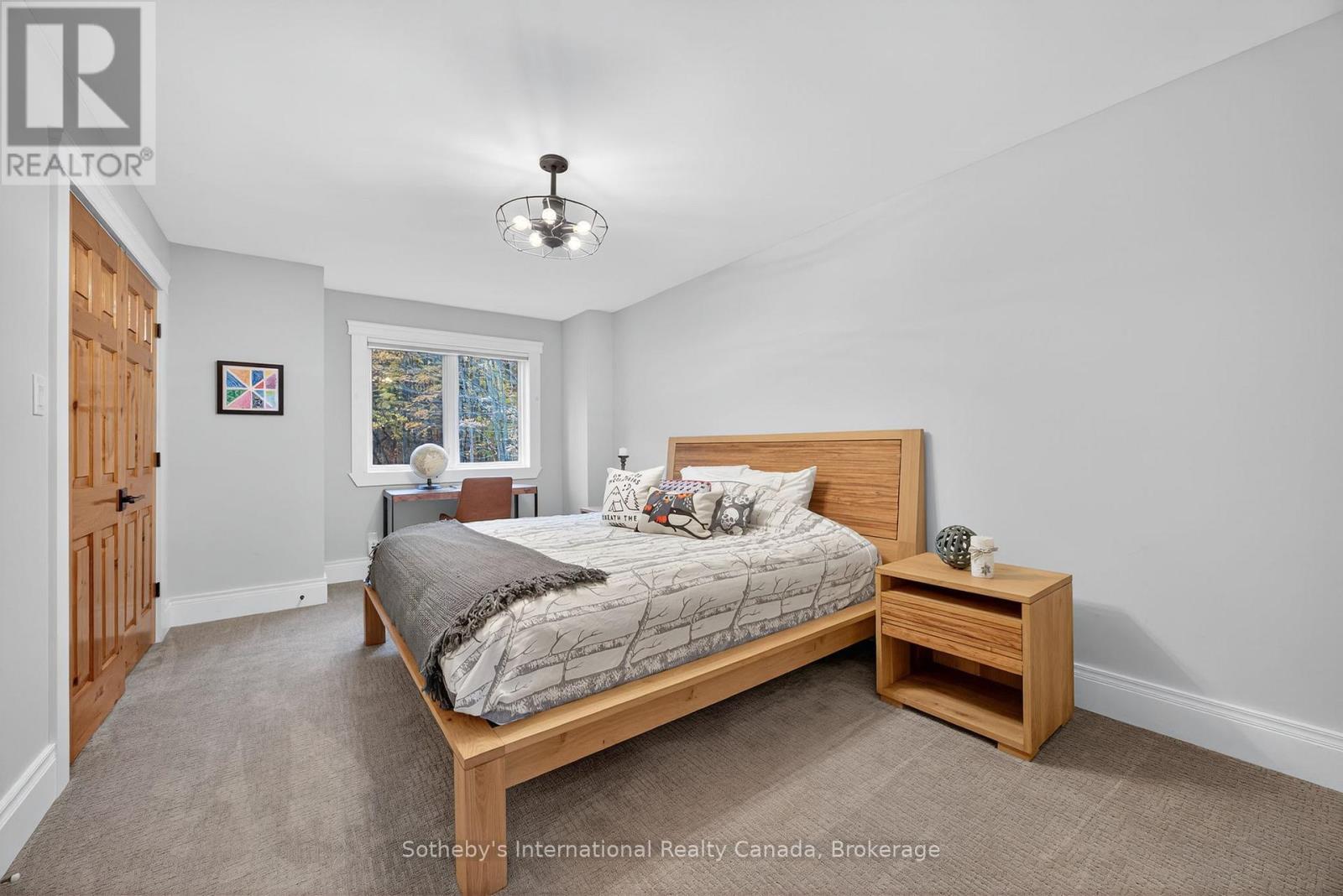 112 Arrowhead Crescent, Blue Mountains, ON - Indoor Photo Showing Bedroom