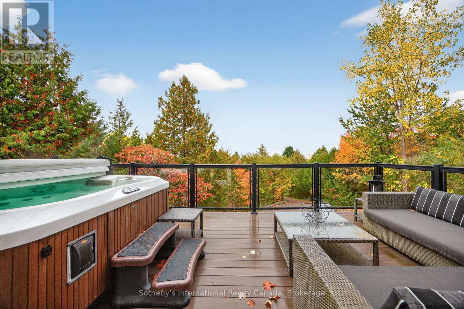 Hot Tub Georgian Bay Views - 112 Arrowhead Crescent, Blue Mountains, ON - Outdoor