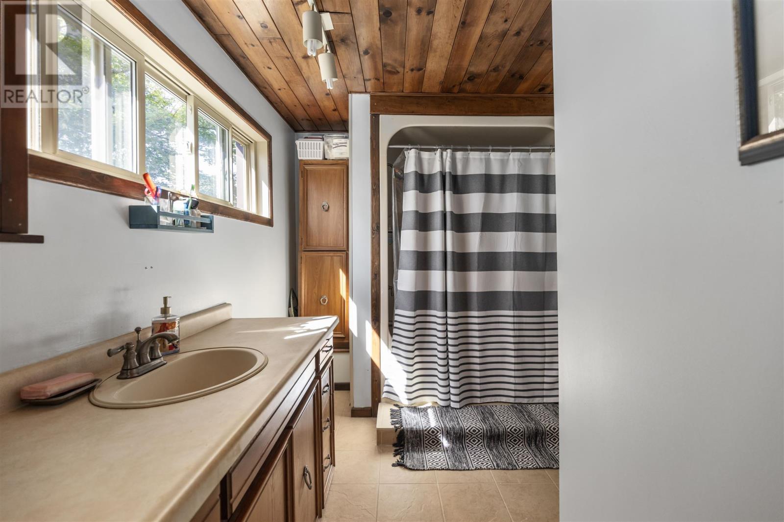 1966 Pineshores Rd, Goulais River, ON - Indoor Photo Showing Bathroom