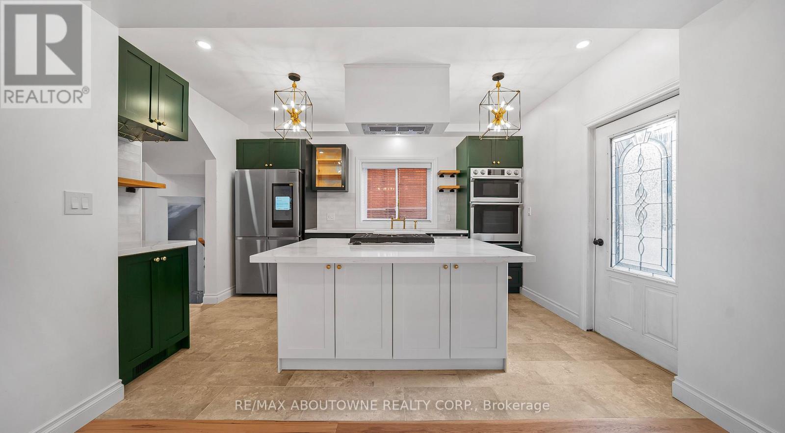 708 Wilson Street, Hamilton, ON - Indoor Photo Showing Kitchen With Upgraded Kitchen