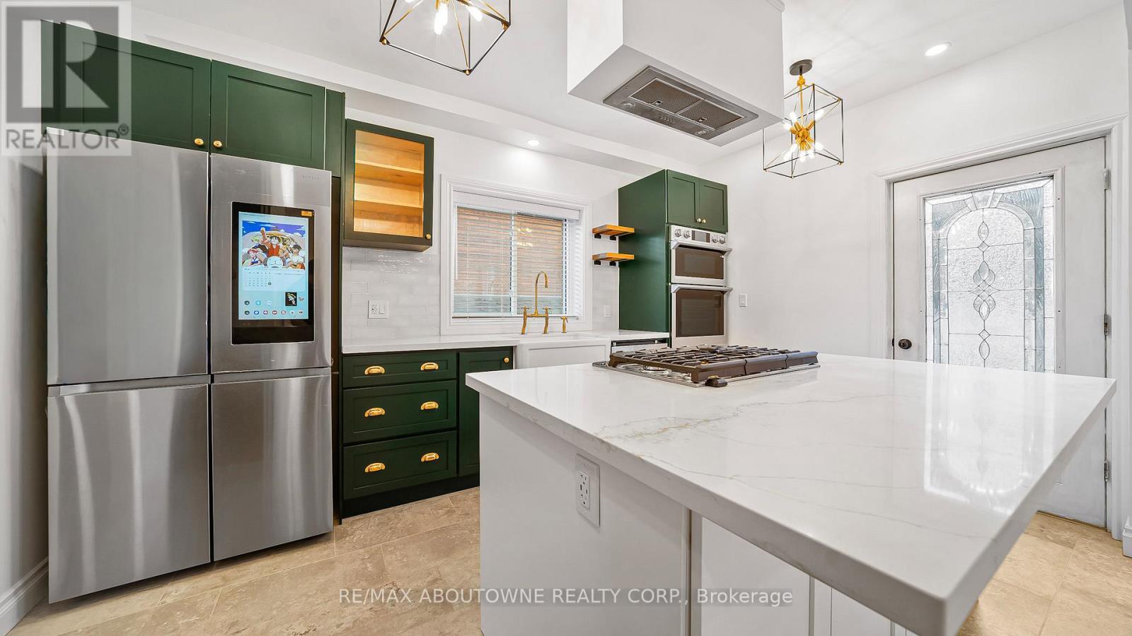 708 Wilson Street, Hamilton, ON - Indoor Photo Showing Kitchen With Upgraded Kitchen