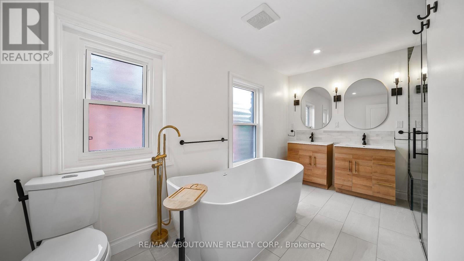 708 Wilson Street, Hamilton, ON - Indoor Photo Showing Bathroom
