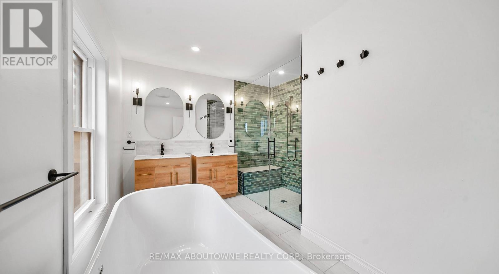 708 Wilson Street, Hamilton, ON - Indoor Photo Showing Bathroom