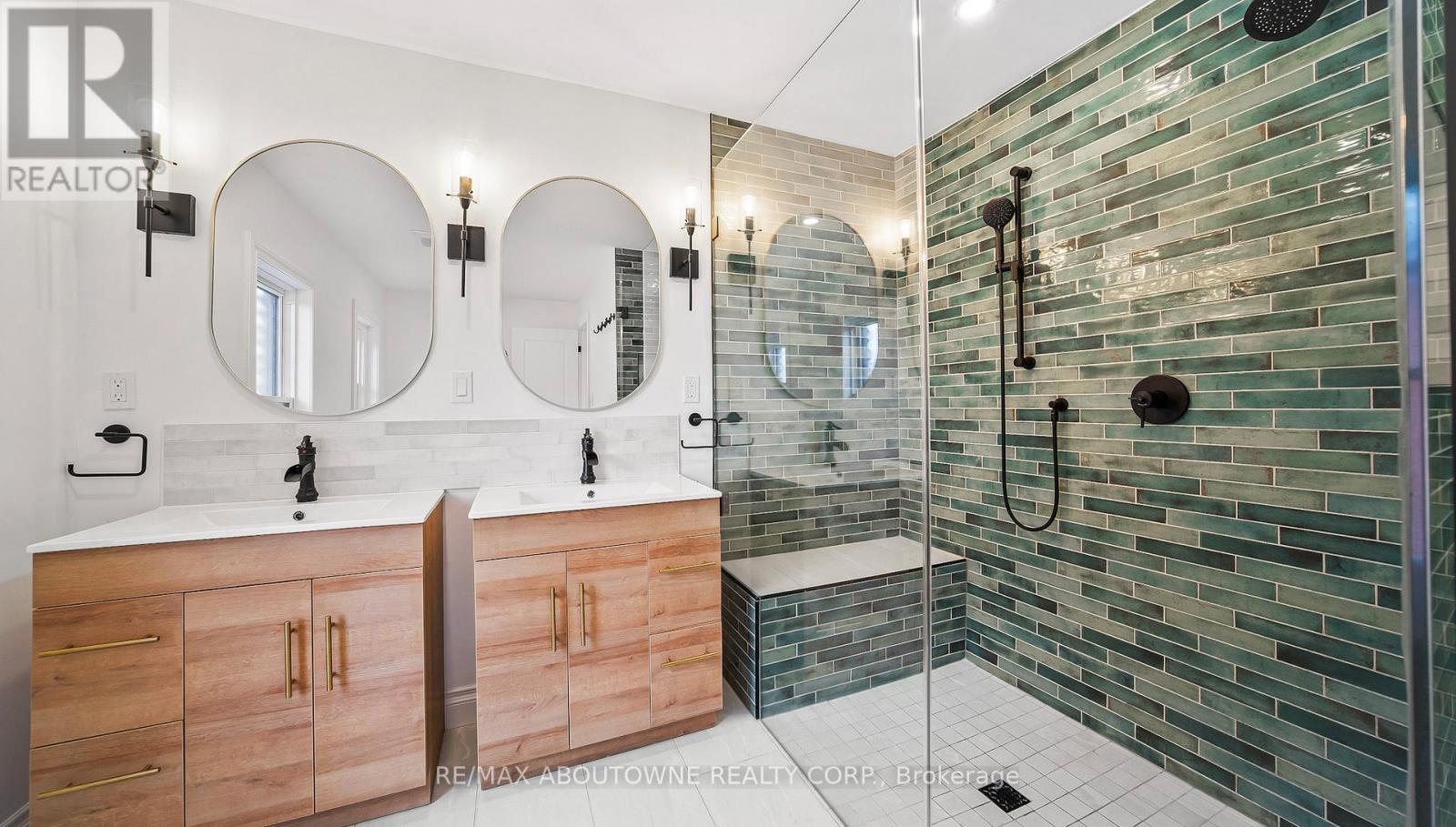 708 Wilson Street, Hamilton, ON - Indoor Photo Showing Bathroom