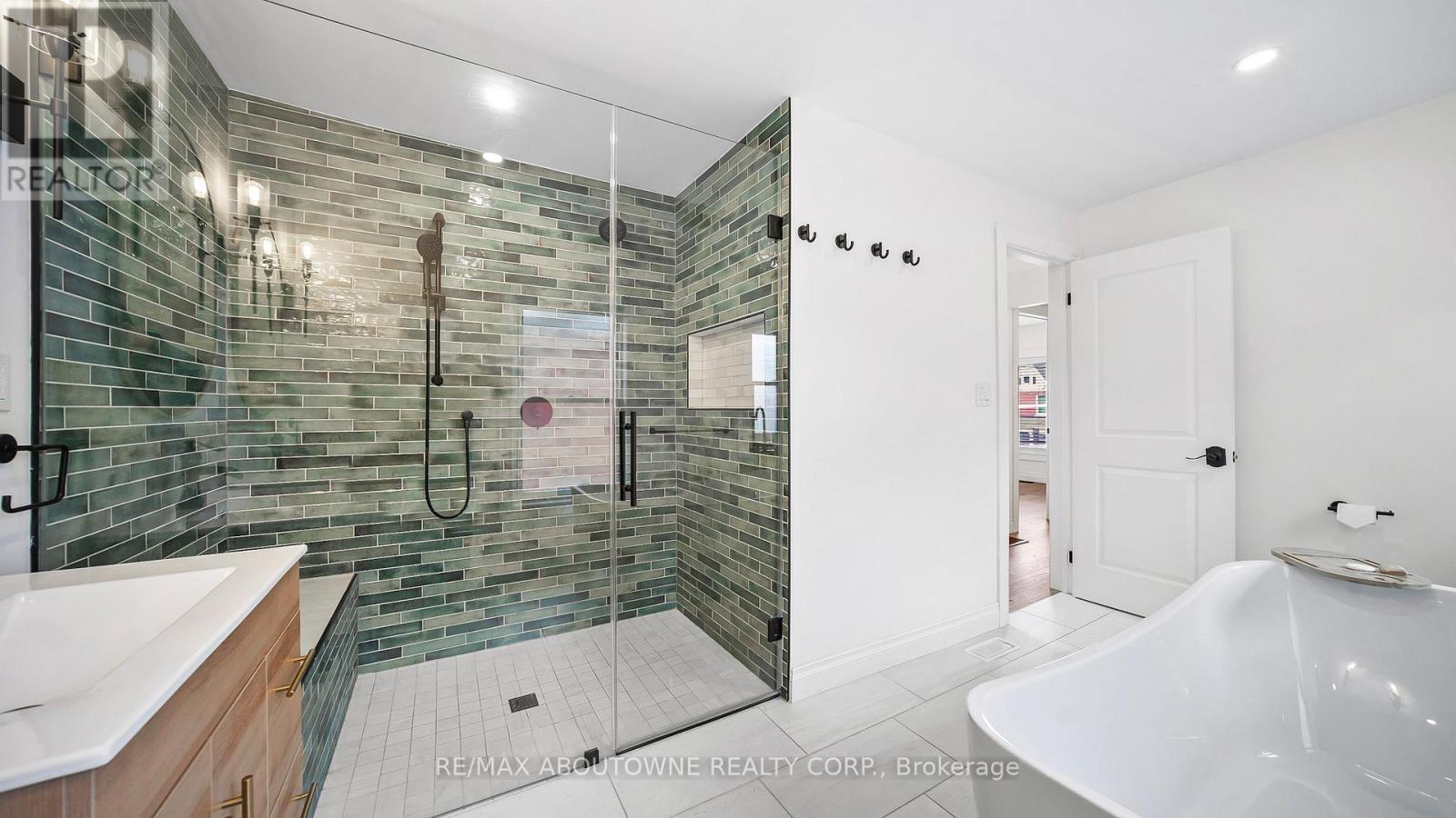 708 Wilson Street, Hamilton, ON - Indoor Photo Showing Bathroom