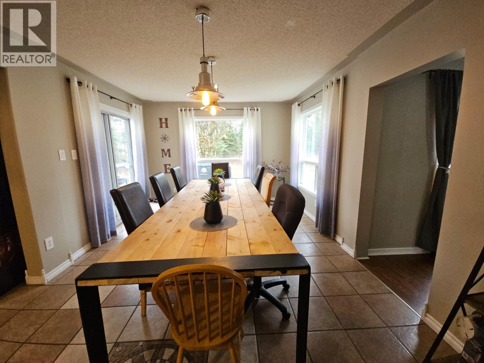 8 Sentinal Place, Tumbler Ridge, BC - Indoor Photo Showing Dining Room