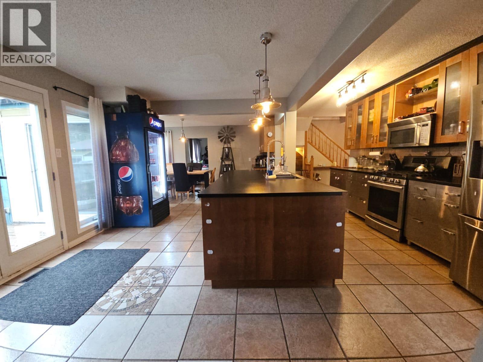 8 Sentinal Place, Tumbler Ridge, BC - Indoor Photo Showing Kitchen
