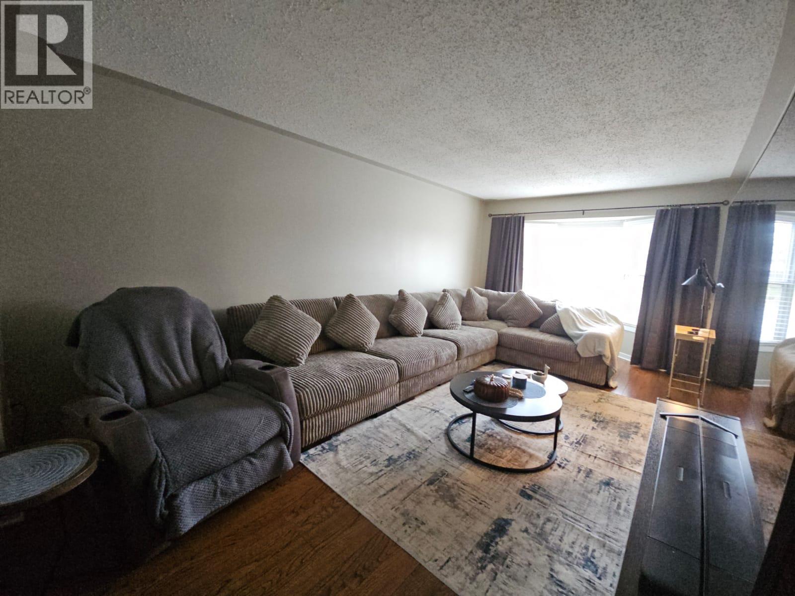 8 Sentinal Place, Tumbler Ridge, BC - Indoor Photo Showing Living Room