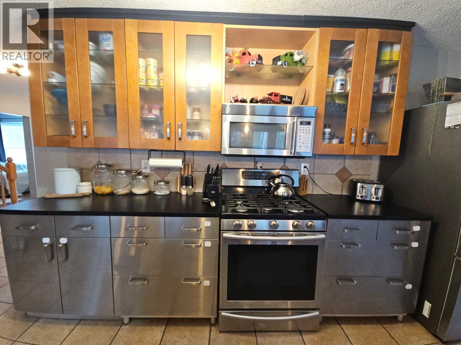 8 Sentinal Place, Tumbler Ridge, BC - Indoor Photo Showing Kitchen