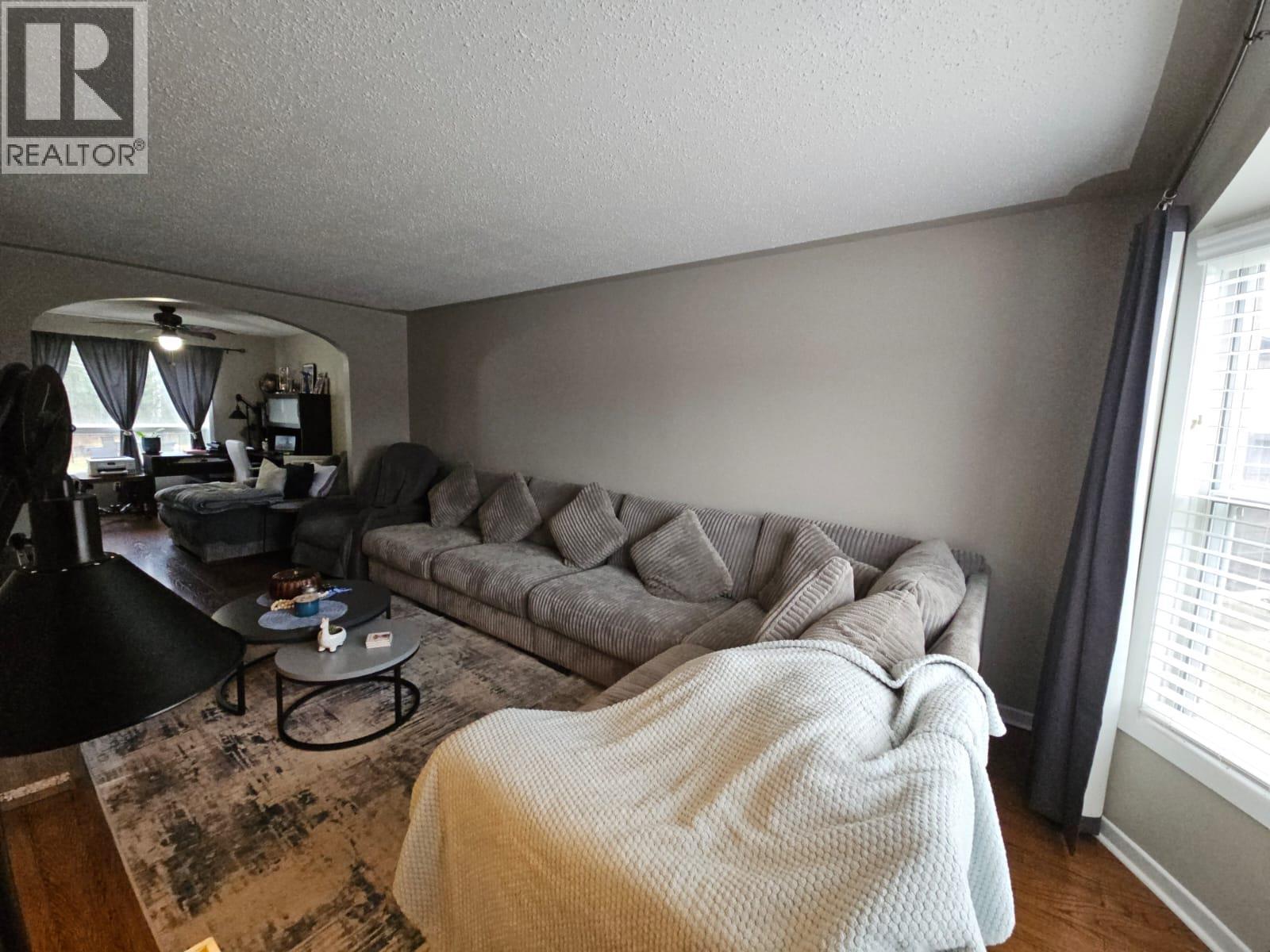 8 Sentinal Place, Tumbler Ridge, BC - Indoor Photo Showing Living Room