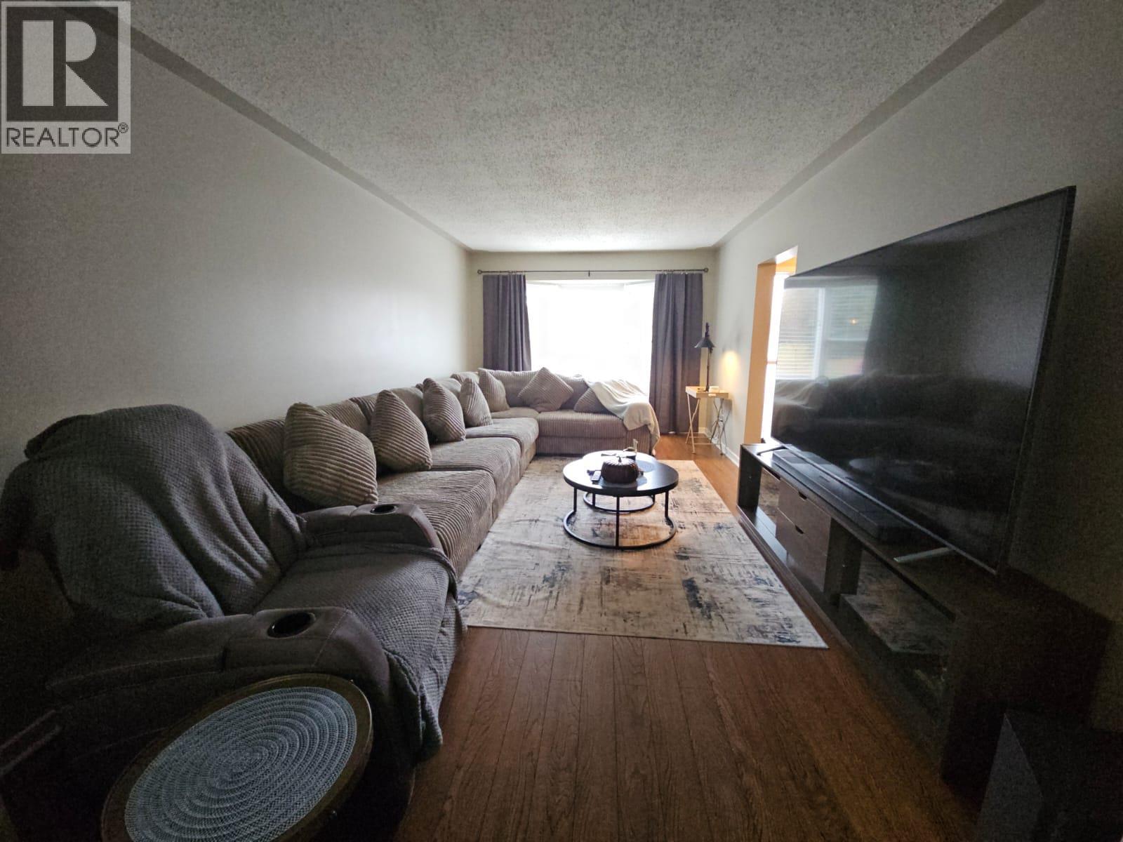 8 Sentinal Place, Tumbler Ridge, BC - Indoor Photo Showing Living Room