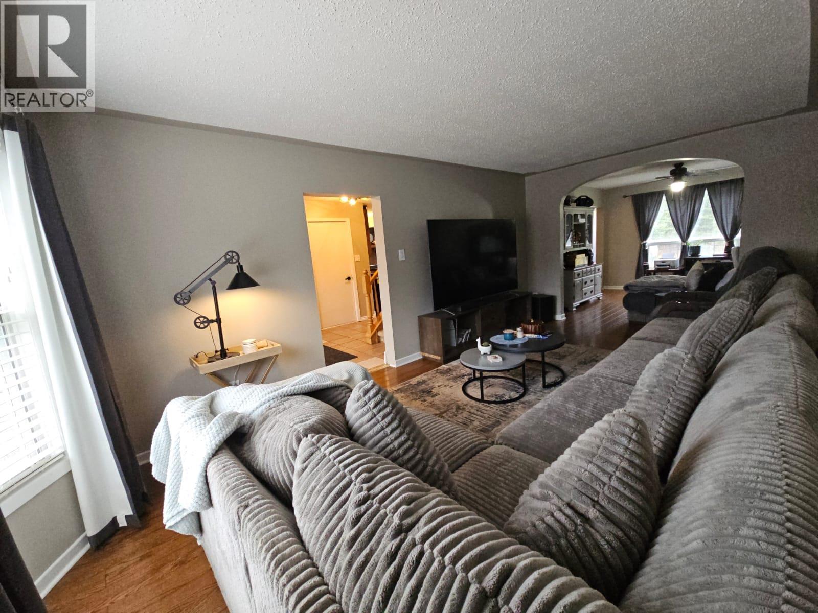 8 Sentinal Place, Tumbler Ridge, BC - Indoor Photo Showing Living Room