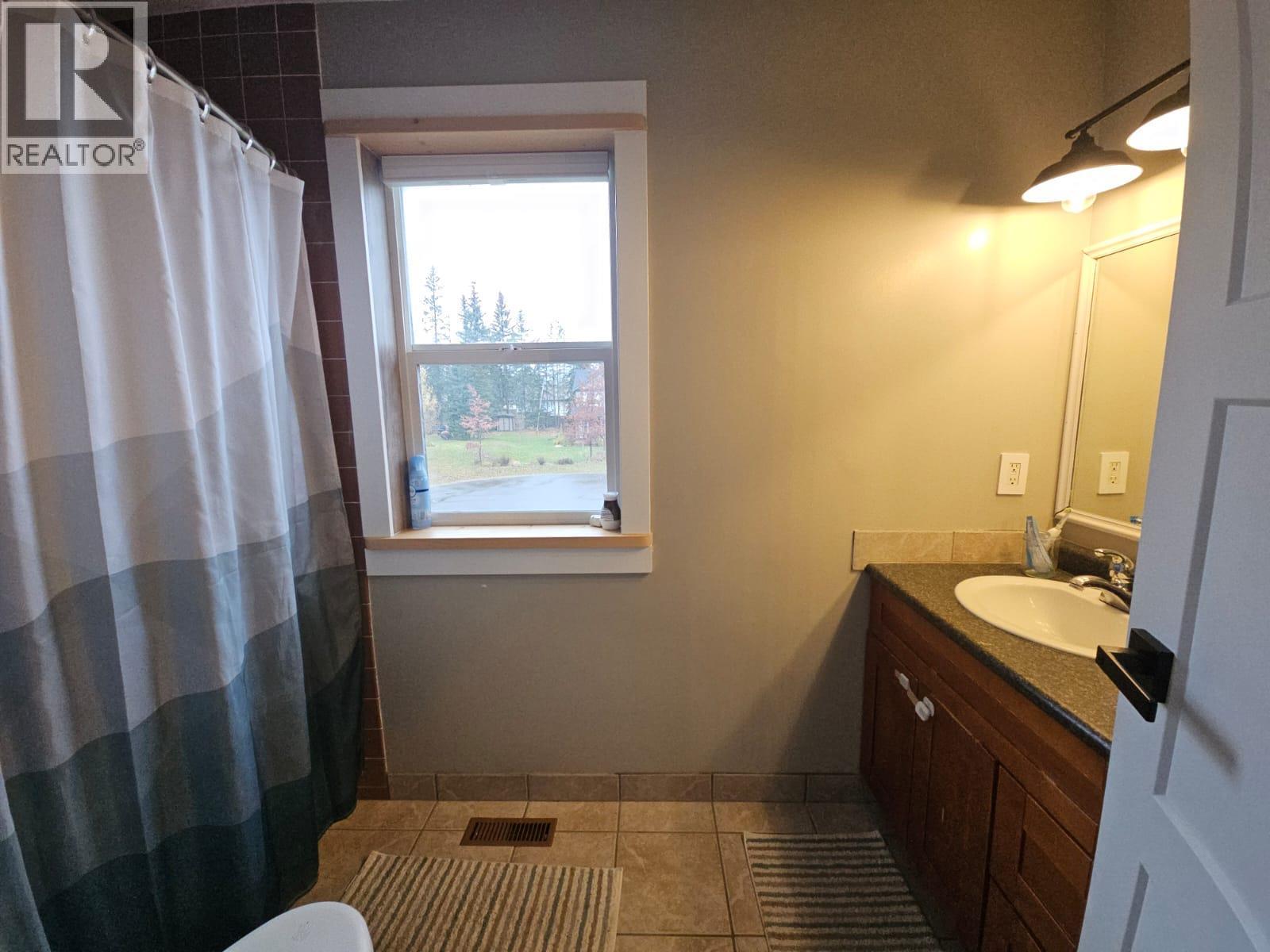 8 Sentinal Place, Tumbler Ridge, BC - Indoor Photo Showing Bathroom