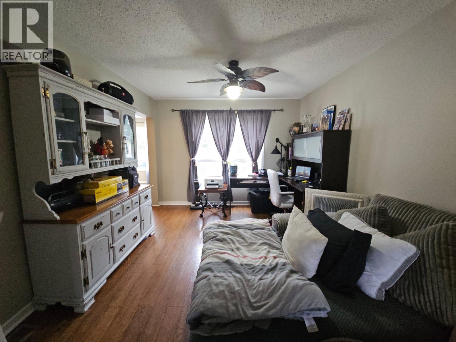 8 Sentinal Place, Tumbler Ridge, BC - Indoor Photo Showing Living Room