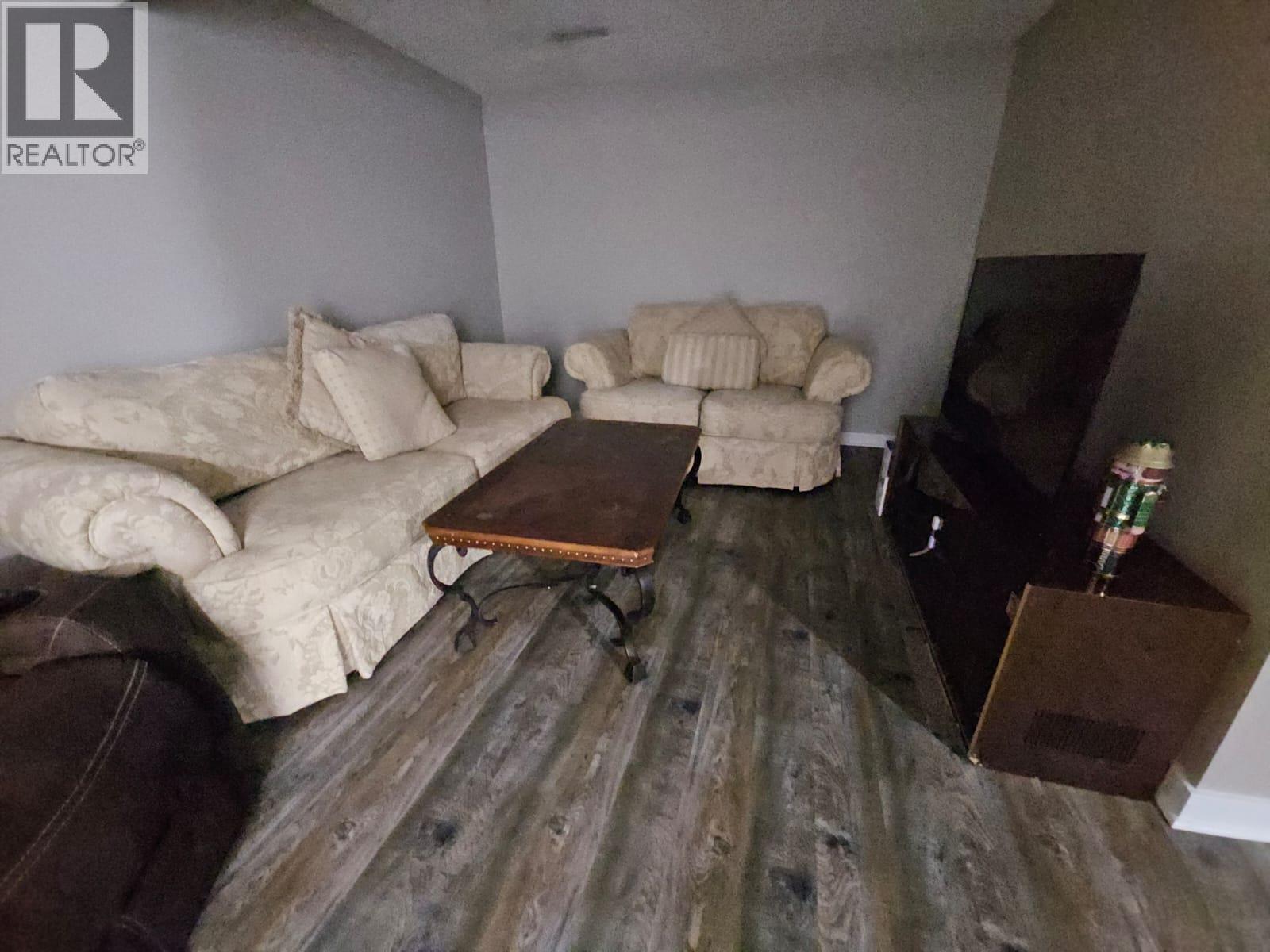 8 Sentinal Place, Tumbler Ridge, BC - Indoor Photo Showing Living Room