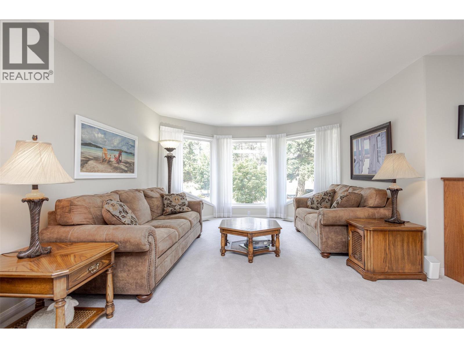 5291 Bradbury Street, Peachland, BC - Indoor Photo Showing Living Room