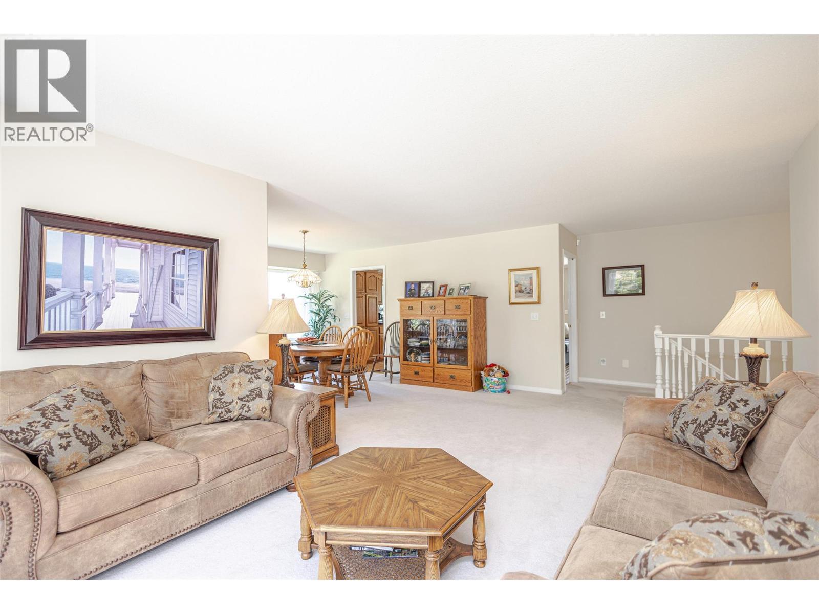 5291 Bradbury Street, Peachland, BC - Indoor Photo Showing Living Room