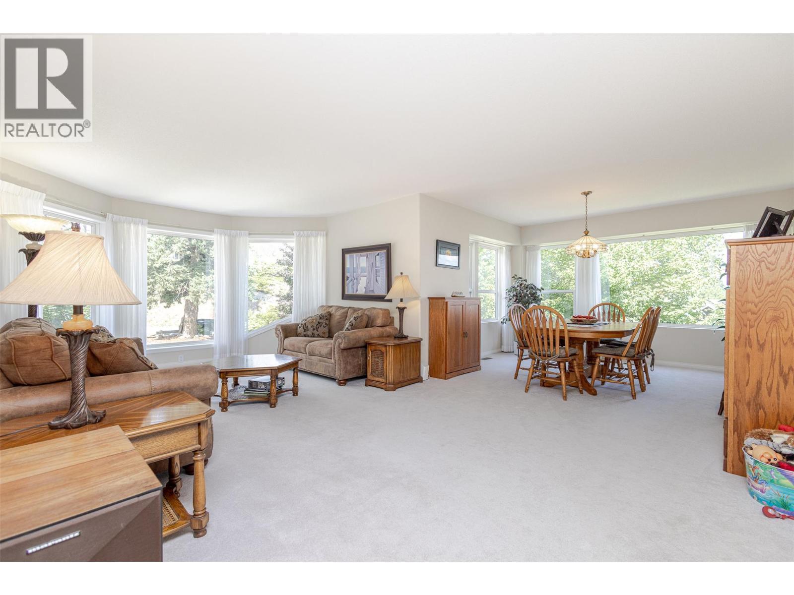 5291 Bradbury Street, Peachland, BC - Indoor Photo Showing Living Room