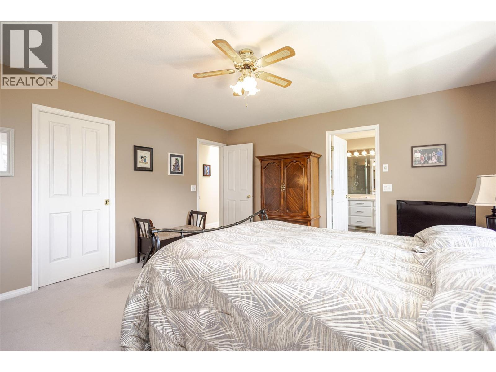 5291 Bradbury Street, Peachland, BC - Indoor Photo Showing Bedroom