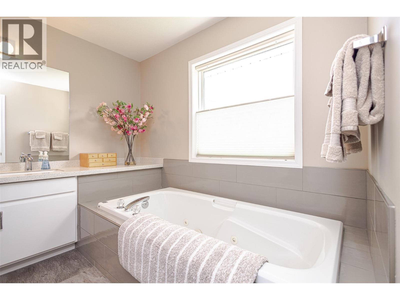 5291 Bradbury Street, Peachland, BC - Indoor Photo Showing Bathroom