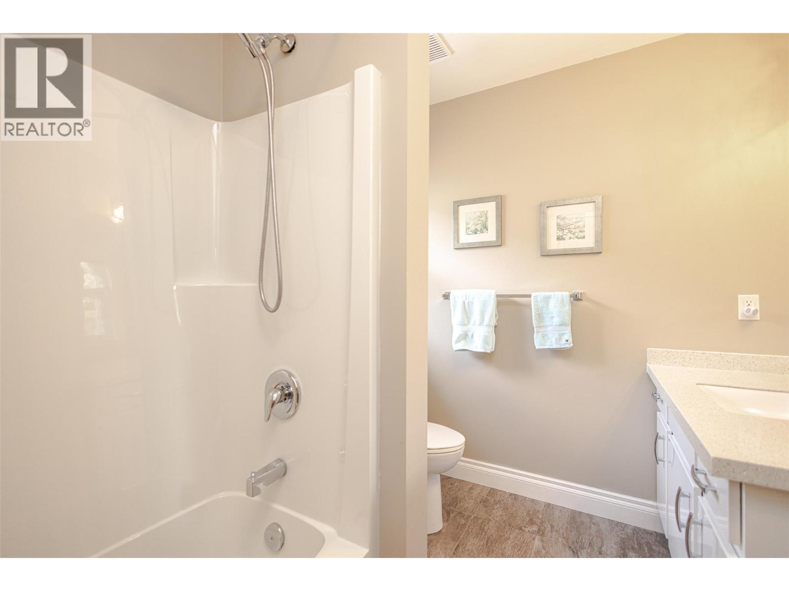5291 Bradbury Street, Peachland, BC - Indoor Photo Showing Bathroom