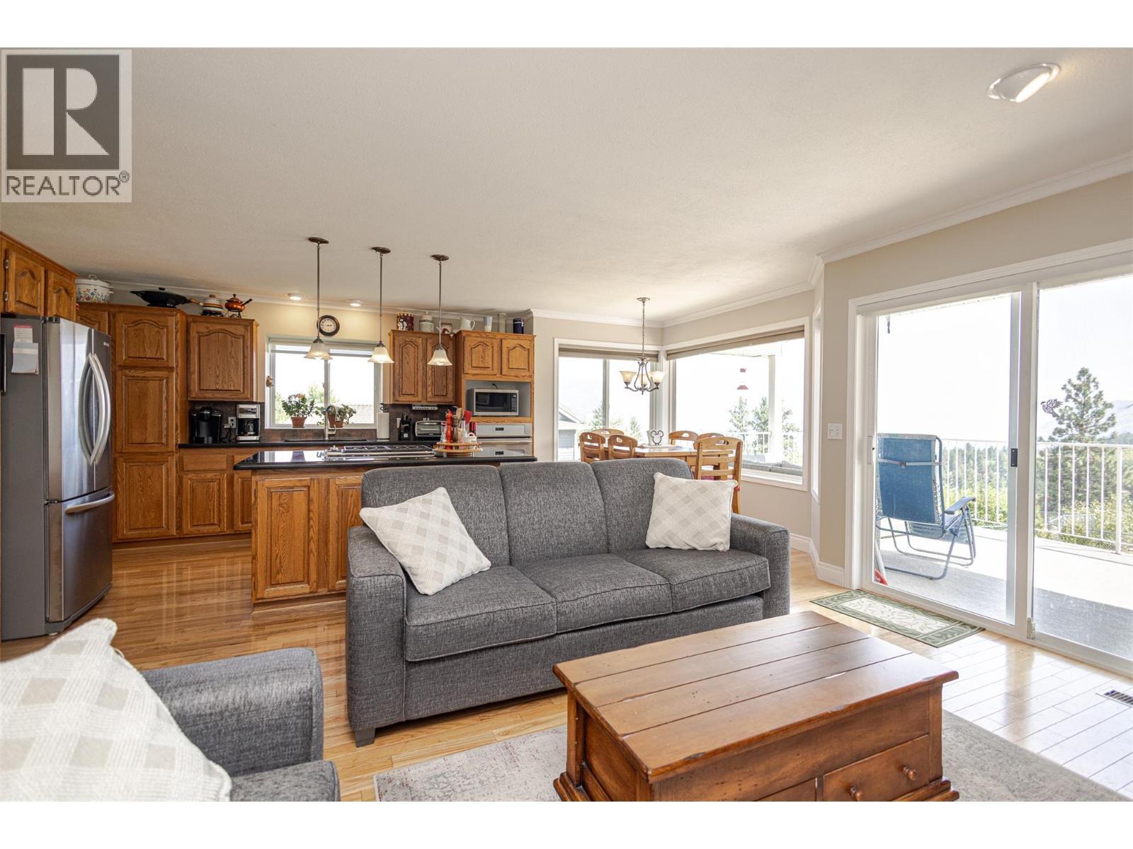5291 Bradbury Street, Peachland, BC - Indoor Photo Showing Living Room
