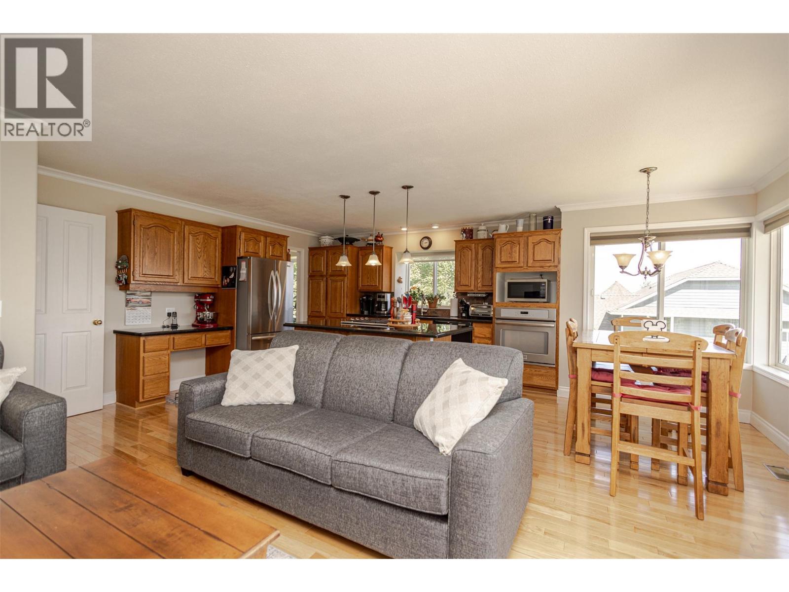 5291 Bradbury Street, Peachland, BC - Indoor Photo Showing Living Room