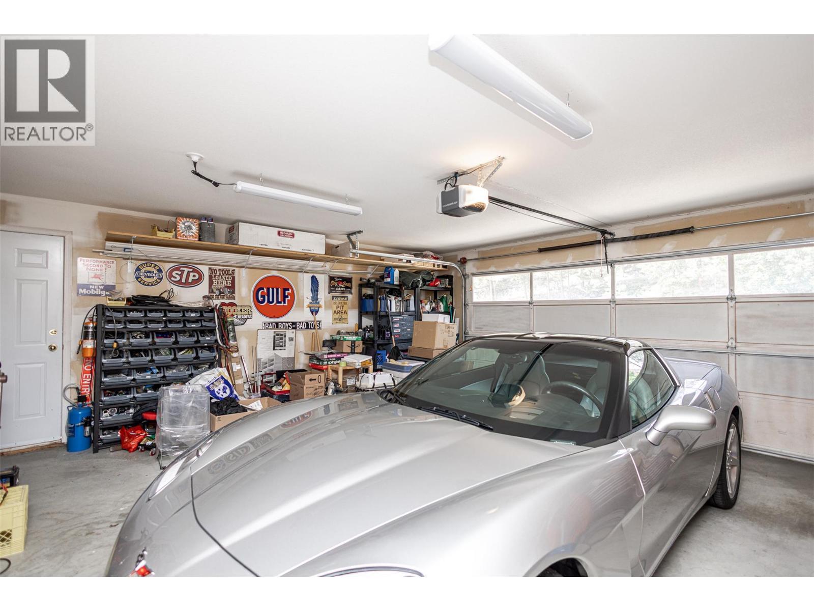 5291 Bradbury Street, Peachland, BC - Indoor Photo Showing Garage