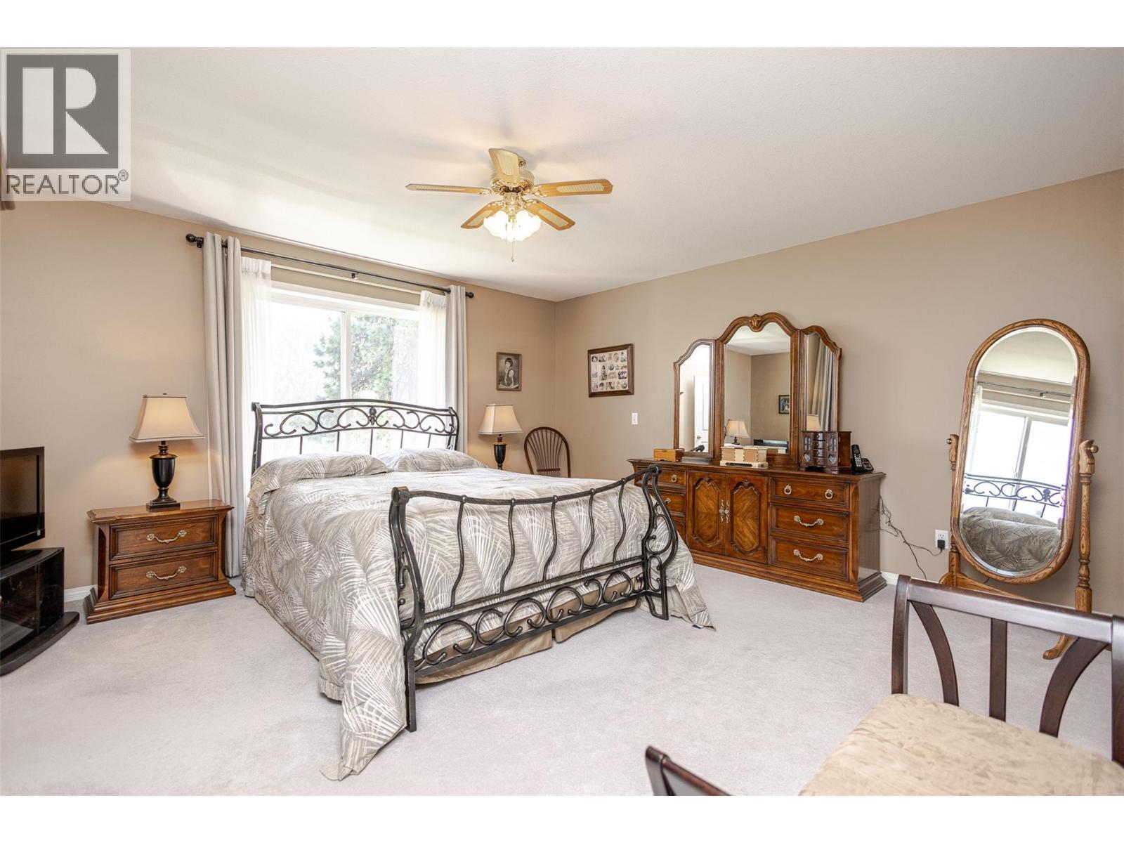 5291 Bradbury Street, Peachland, BC - Indoor Photo Showing Bedroom