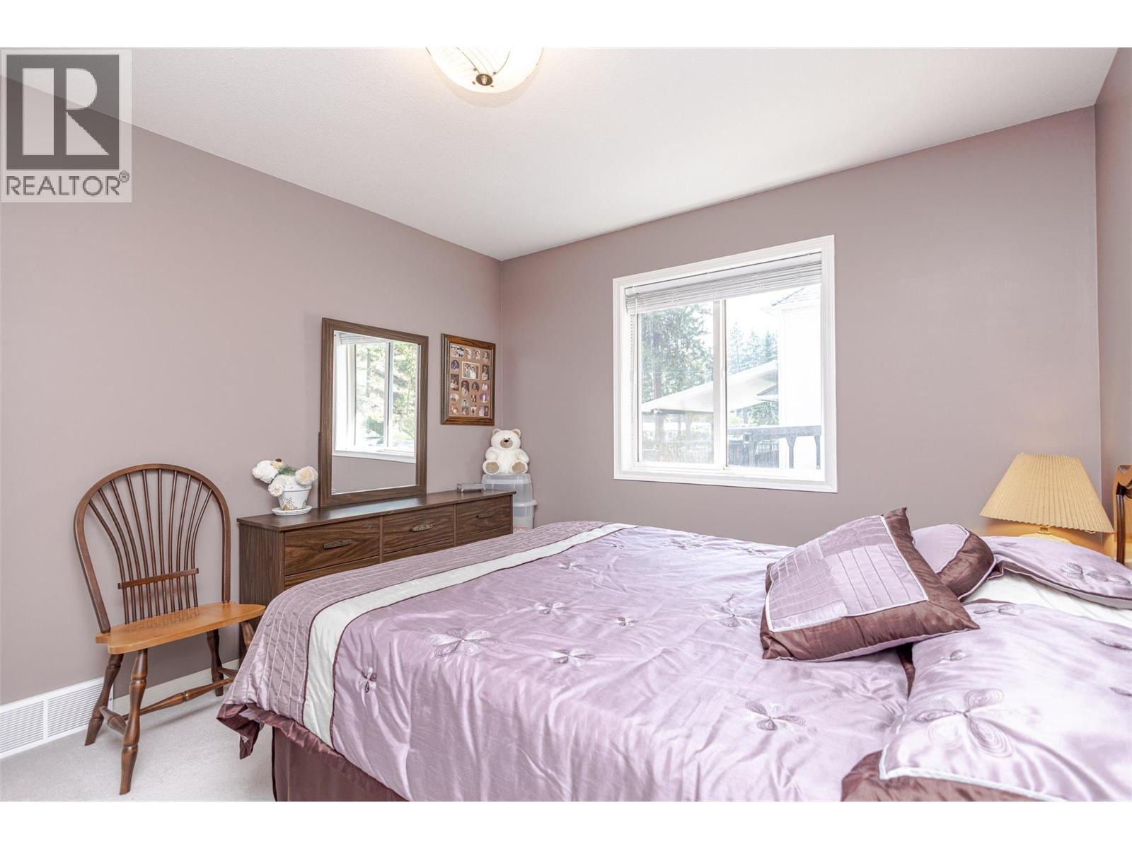 5291 Bradbury Street, Peachland, BC - Indoor Photo Showing Bedroom