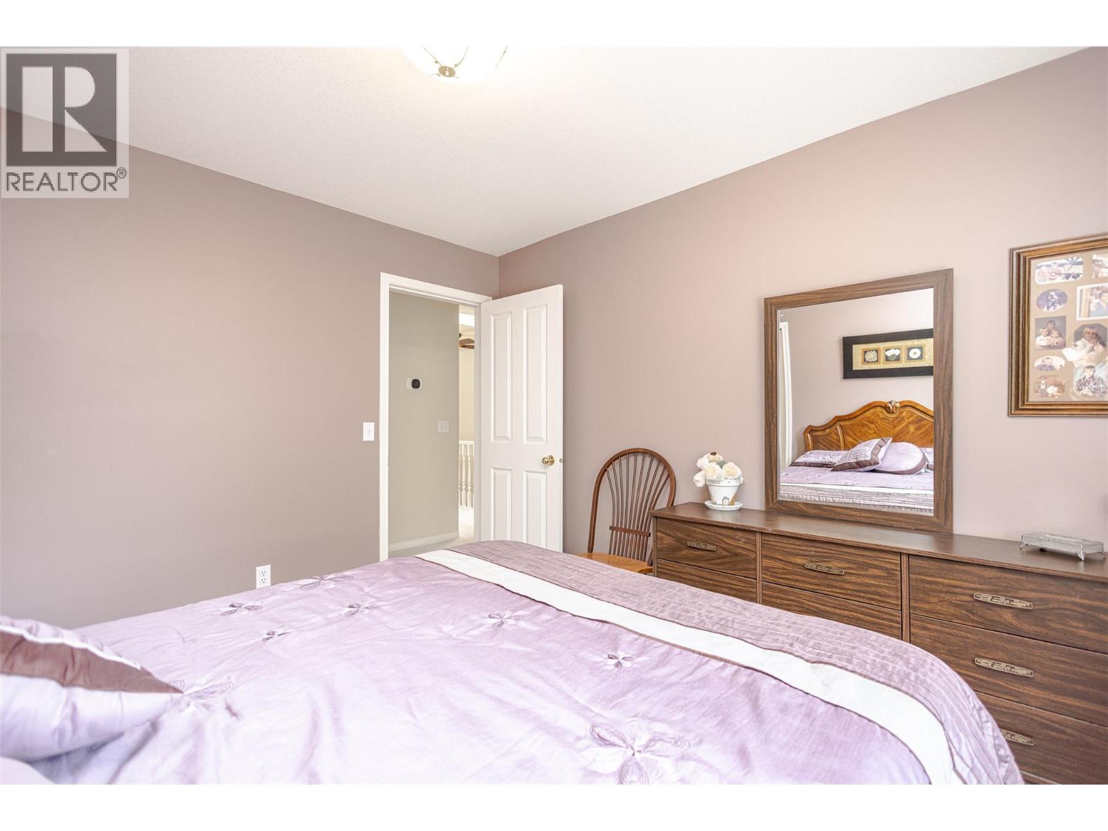 5291 Bradbury Street, Peachland, BC - Indoor Photo Showing Bedroom