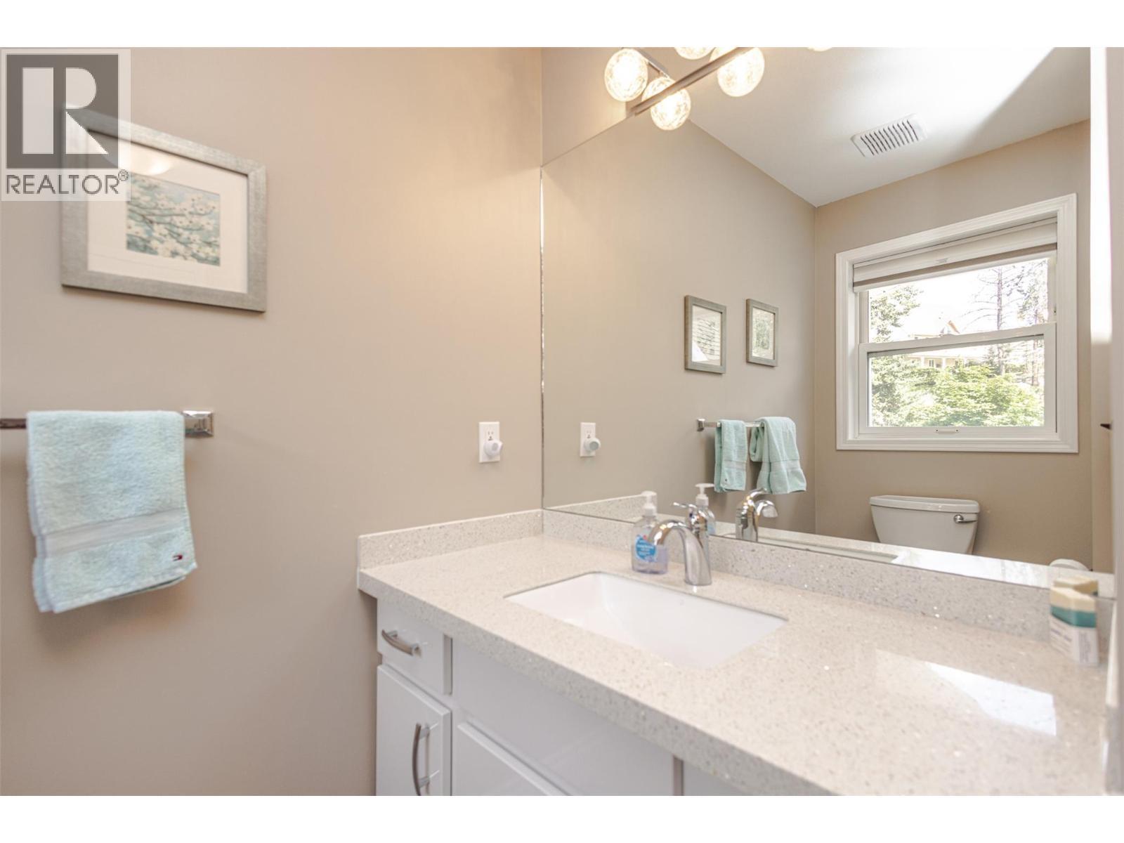 5291 Bradbury Street, Peachland, BC - Indoor Photo Showing Bathroom