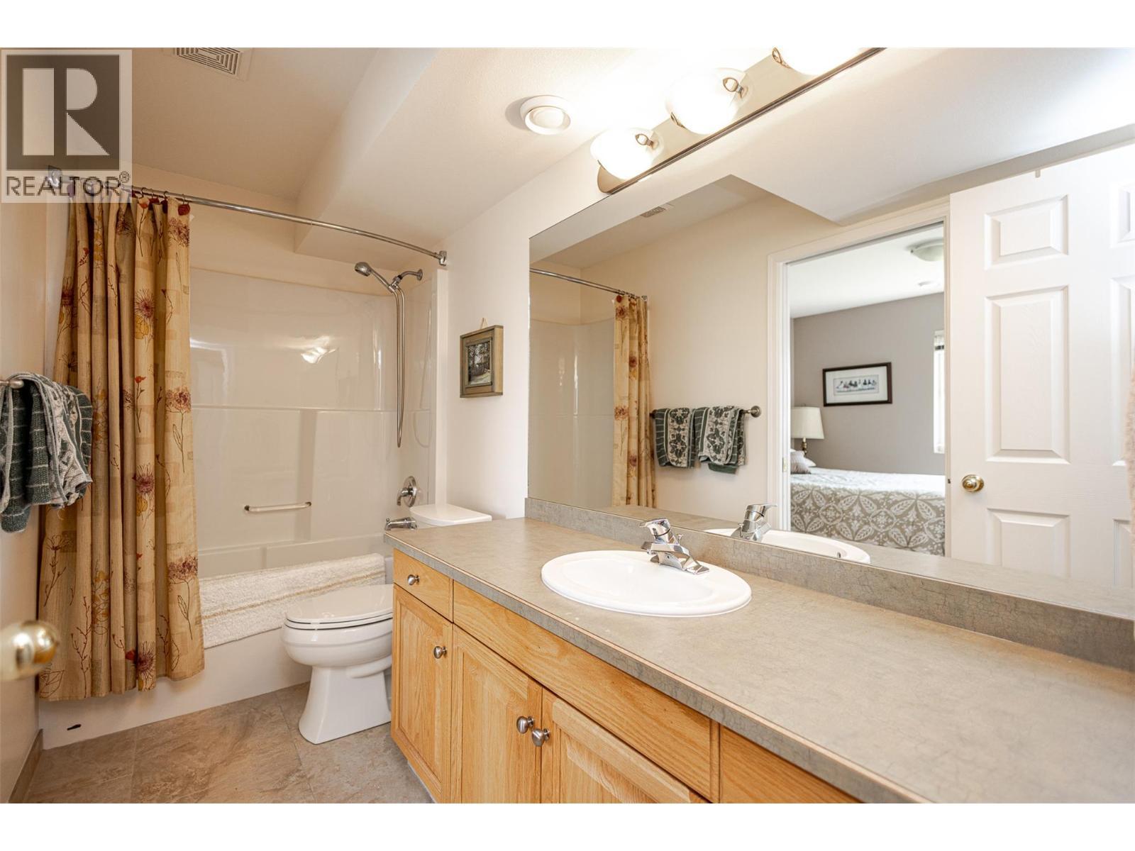 5291 Bradbury Street, Peachland, BC - Indoor Photo Showing Bathroom