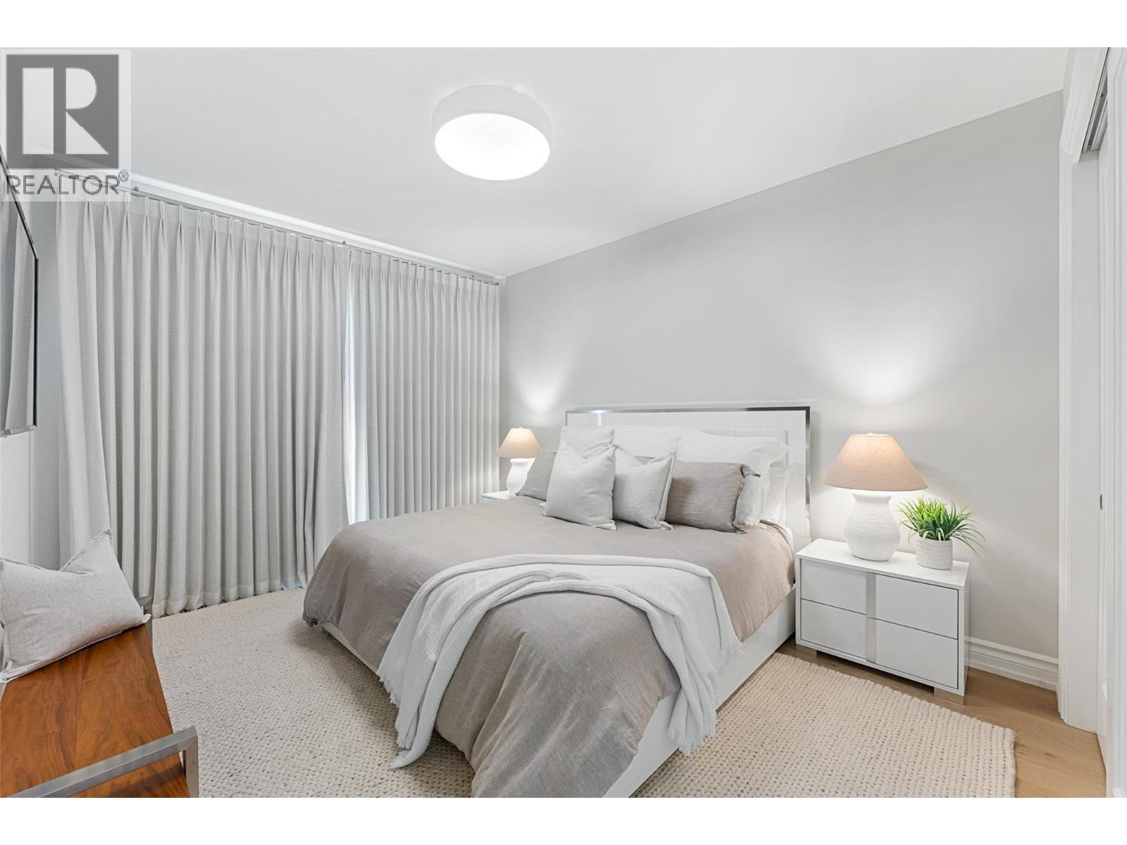 2368 Abbott Street Unit# 9, Kelowna, BC - Indoor Photo Showing Bedroom